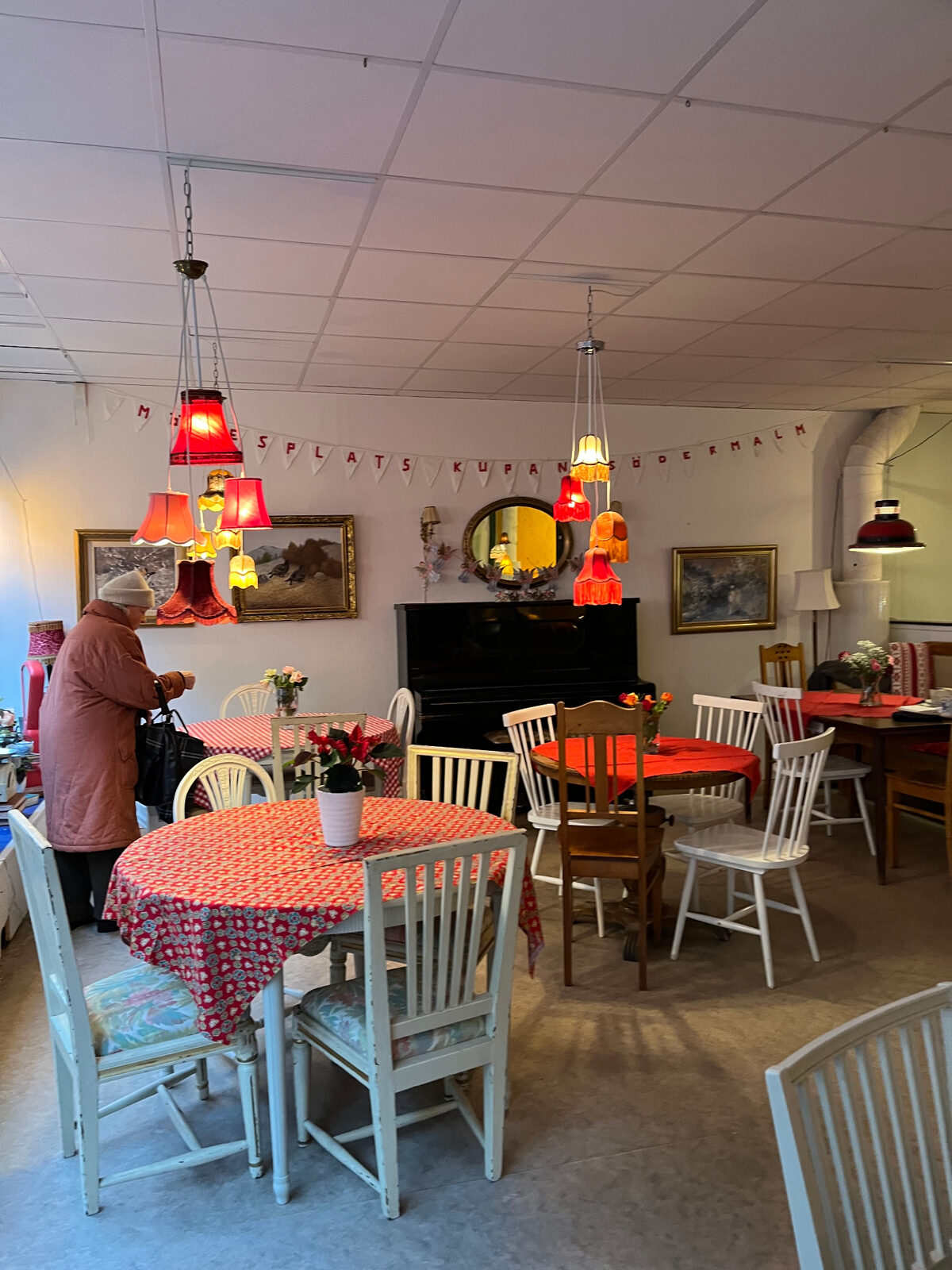 Mötesplats Kupan Södermalm - café med dukade bord, lampor och tavlor
